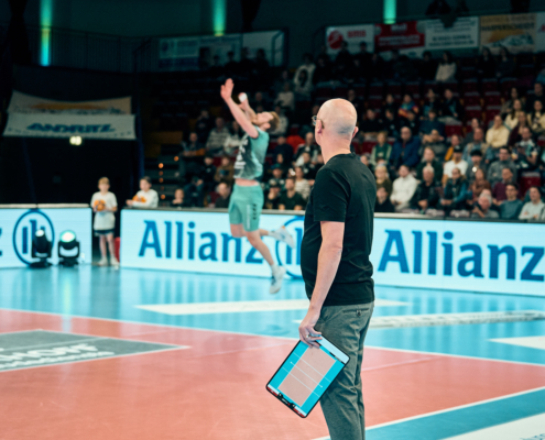 Trainer Christophe Achten im Moment des Aufschlags von Diagonalangreifer Sjors Tijhuis